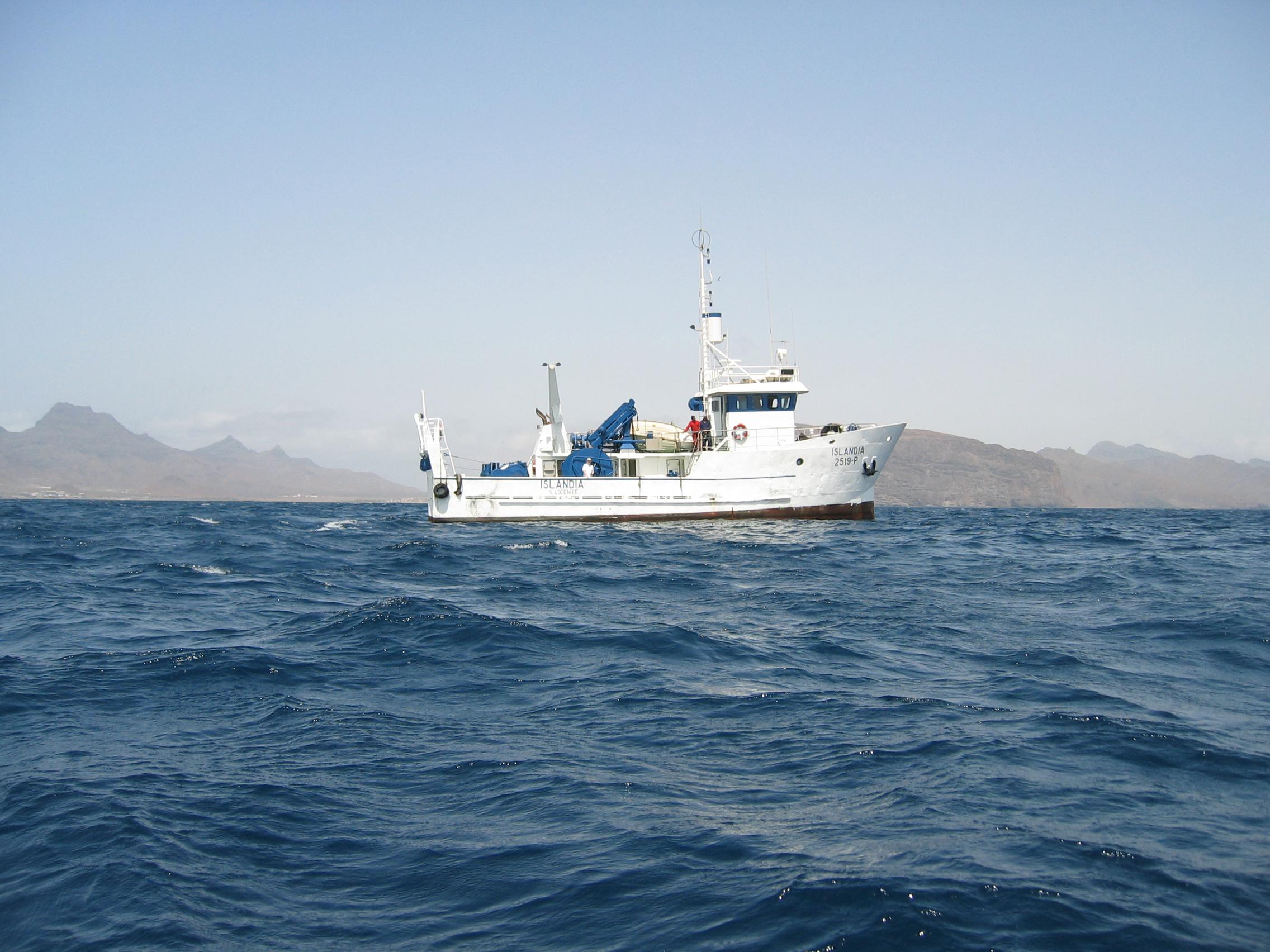 Mit dem Forschungsschiff ISLANDIA des kapverdischen Instituto Nacional de Desenvolvimento das Pescas (INDP) konnte ein sauerstoffarmer Wirbel direkt beprobt werden. (Foto: B. Fiedler, GEOMAR)