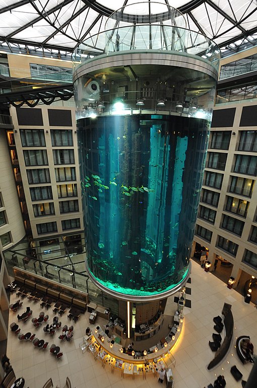 The large AquaDom aquarium in the Radisson Hotel in Berlin (Photo: Eric Pancer/Wikimedia)